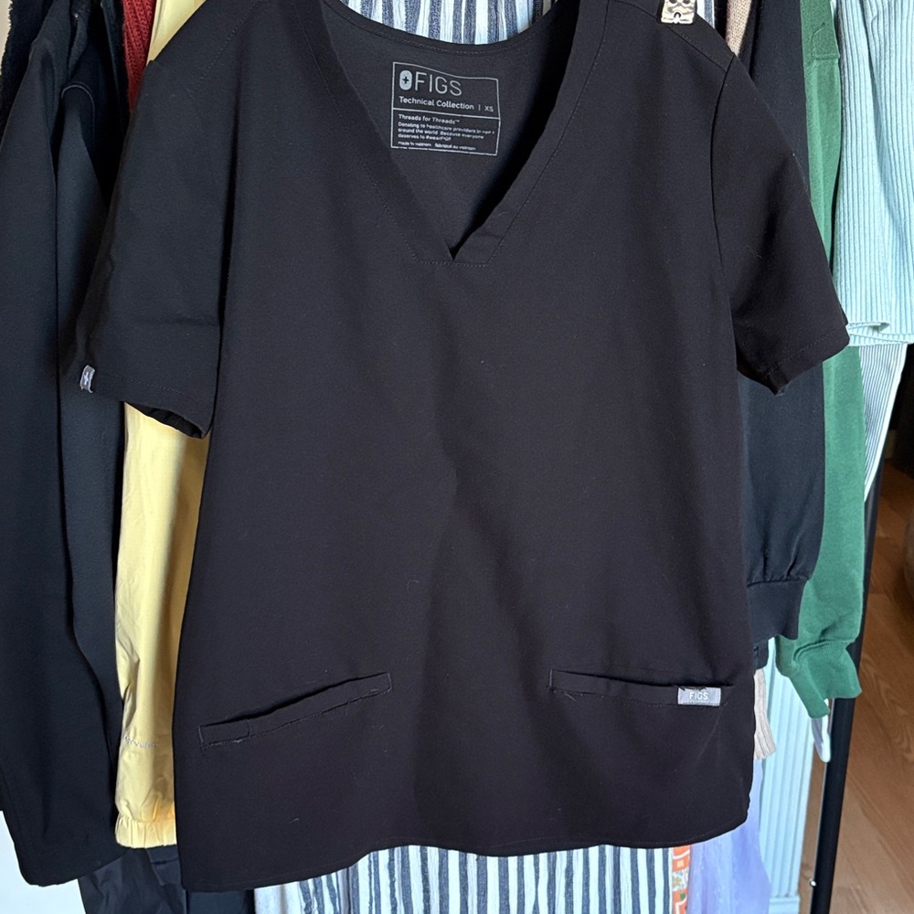 Figs Women's Black V-Neck Scrub Top